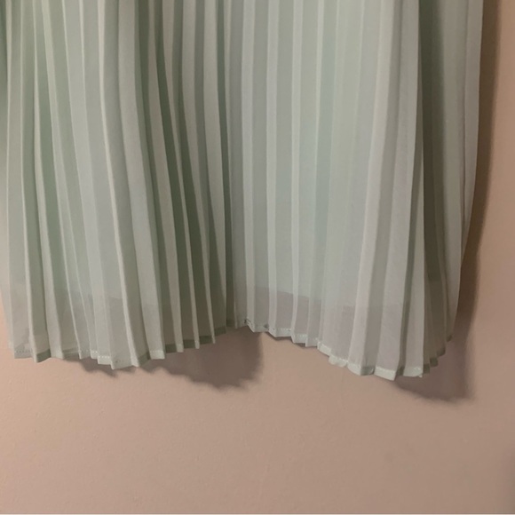 Sea foam/green pleated loose fitting blouse size large EUC - Picture 3 of 4